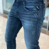 ⁦ג'ינס REPLAY סקיני קלאסי בצבע כחול כהה⁩ – תמונה ⁦2⁩