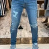 ⁦ג'ינס REPLAY סקיני בצבע כחול עם כיתוב תפור וקרעים⁩ – תמונה ⁦2⁩