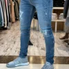 ⁦ג'ינס REPLAY סקיני בצבע כחול עם כיתוב תפור וקרעים⁩ – תמונה ⁦3⁩