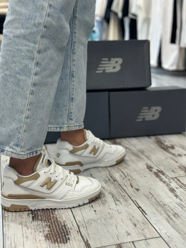 ⁦נעלי NEW BALANCE 550 -  לבן זהב⁩ – תמונה ⁦2⁩