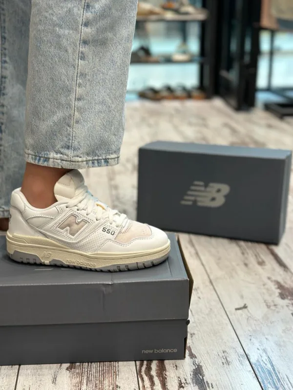 נעלי NEW BALANCE 550 -  לבן שמנת